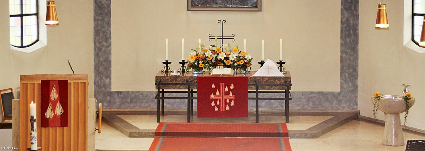 Altar mit Kanzel und Taufstein