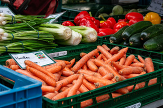 Marktstand mit Gemüse
