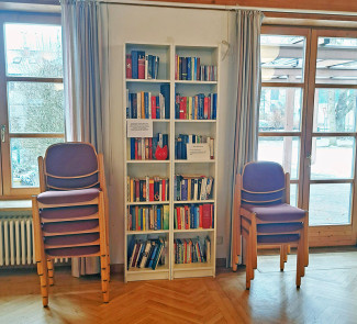 Bücherregal im Gemeindehaus