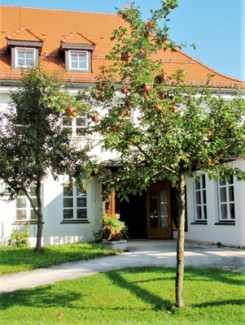 Gemeindezentrum mit Apfelbaum