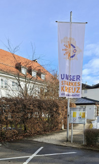 Fahne zur Kampagne vor dem Gemeindezentrum