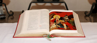 Offene Bibel am Altar