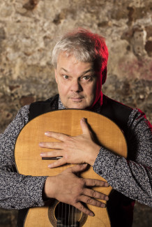 Roger Tristao Adao mit Gitarre