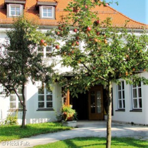 Gemeindezentrum mit Apfelbaum