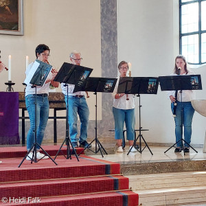Das Flötenensemble spielt im Gottesdienst