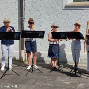 Flötenensemble spielt nach dem Gottesdienst Melodien aus Hamburg